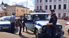 Девушку тюменского автостопщика забрали в полицию из-за нарушения «комендантского часа» в Вологде
