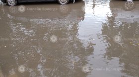 В Вологде после дождя затопило недавно отремонтированный двор