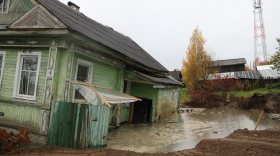В Белозерске из-за неправильно пробуренной скважины начал уходить под воду дом