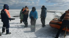 На льду Белого озера 68 рыбаков оказались отрезанными от берега 