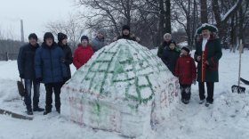 В сквере на Советском проспекте в Вологде появилась снежная копия домика Петра I