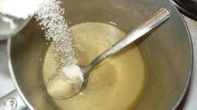 Вологодская полиция ищет мошенниц, продававших сахарный сироп под видом меда