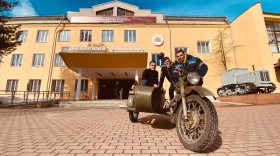 Первокурсники ВГМХА при помощи педагогов восстанавливают старый мотоцикл «Урал»