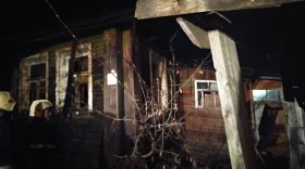В Вологде два человека погибли при пожаре в деревянном доме