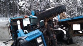 В Чагодощенском районе трактор опрокинулся в кювет после столкновения с фурой