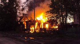 Из-за оставленного включенным обогревателя в Красавино сгорел четырехквартирный дом