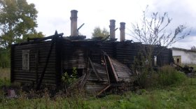 В Белозерске сгорело старое здание птицефабрики