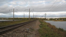 На станции Шеломово в Вологодской области автомобиль выехал на пути и столкнулся с поездом