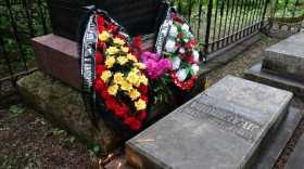 В Вологде возложили венки на могилу Христофора Леденцова