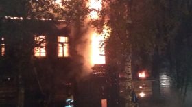 В Вологде снова загорелся деревянный дом возле жилого комплекса "Солнечный остров"