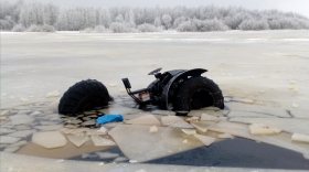 В Череповецком районе двое рыбаков провалились под лед на болотоходе