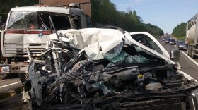 На трассе Вологда-Новая Ладога столкнулись КамАЗ и микроавтобус: погибла пассажирка