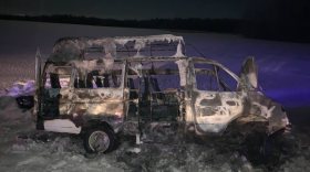 На трассе в Вологодском районе в результате ДТП сгорел микроавтобус