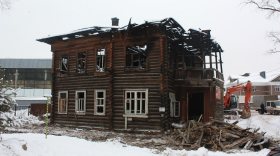 В Вологде возле деревянного исторического дома на Зосимовской, 5а появилась тяжелая техника
