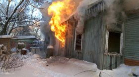В Соколе загорелся жилой дом: документы и имущество спасти не удалось