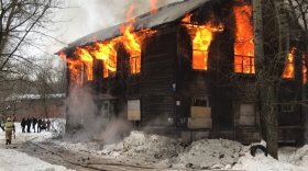В Вологде снова загорелся расселенный дом в переулке Водников