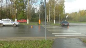 "ВАЗ" в Вологде сбил женщину и врезался в знак "Пешеходный переход"