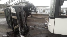 На Октябрьском мосту в Череповце иномарка врезалась в автобус