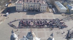 В Вологде школьники выстроились на площади в форме корабля "Восход-2"