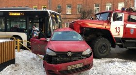 В Череповце спешащая на вызов пожарная машина на перекрестке врезалась в «Фольксваген»