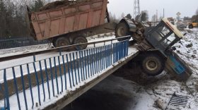 Под Вологдой трактор с телегой чуть не слетел с моста в реку