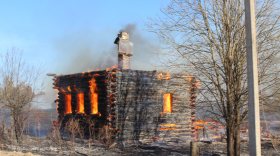 В деревне Старое Квасово Устюженского района сгорели заброшенное здание магазина и два дома