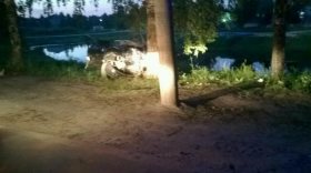 В Великом Устюге ВАЗ врезался в дерево: погиб пассажир
