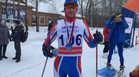 Лыжник из Сокола подарил участникам марафона по банке сгущенки