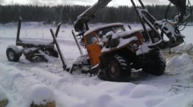 В Тотемском районе лесовоз проломил лед на переправе через Сухону