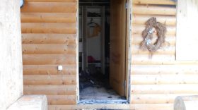 В деревне Кирилловского района воры украли входную дверь в дачный дом и сдали в металлолом