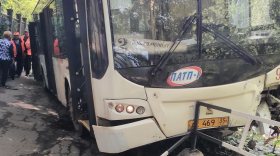 В Вологде автобус № 2 выехал на тротуар: водителю стало плохо