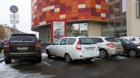 Полицейский и владельцы престижных иномарок избежали наказания за парковку на местах для инвалидов в Вологде