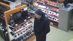 В Вологде двое мужчин украли игровую приставку из магазина