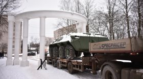 В парке Победы Вологды установили десятитонный бронетранспортер