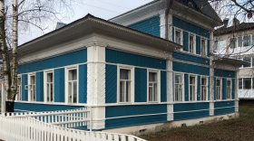 Участники "Том Сойер Феста" в Тотьме завершили работы по покраске дома с мезонином на улице Садовой