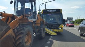 В Череповце столкнулись трактор и пассажирский автобус