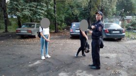 В Вологде школьницы незаконно клеили на дома рекламу такси «Maxim»