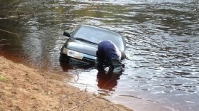 В Кадуе автомобиль упал в реку: водитель перепутал выезд