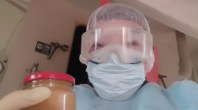 В Вытегорском районе пчеловод подарил медикам районной больницы 37 банок меда