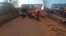В Вологде развалилась «Дэу Нексия», не уступившая дорогу встречной машине на мосту