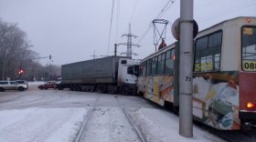 В Череповце столкнулись трамвай и грузовик