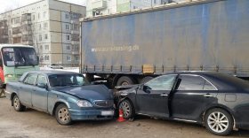Три автомобиля столкнулись в Вологде на перекрестке Дальней и Северной