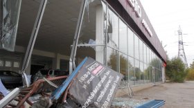 В Череповце пьяный водитель «Nissan X-tral» врезался в автосалон, уходя от погони ДПС