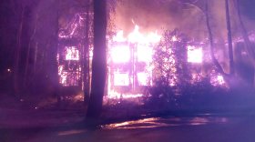 В Вологде в седьмой раз подожгли остатки сожженного деревянного дома на улице Пригородной
