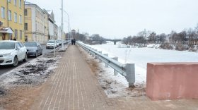 В Вологде завершили благоустройство набережной у пешеходного моста