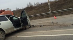 В Вологде такси врезалось во внедорожник: пострадали пять человек, в том числе двое детей