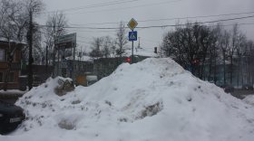 Уборка улиц в Вологде: «Снег убирают, но пока техника объезжает другие улицы, он снова появляется»