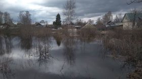 В Устюженском районе разлившаяся река разделила деревню Мережа на две части