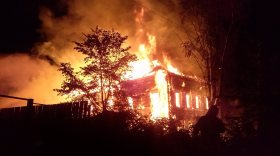 В Соколе пожарные 4 часа тушили дом рядом со своей пожарной частью