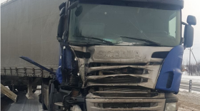 Грузовик Скания столкнул в кювет трактор в Вологодском районе